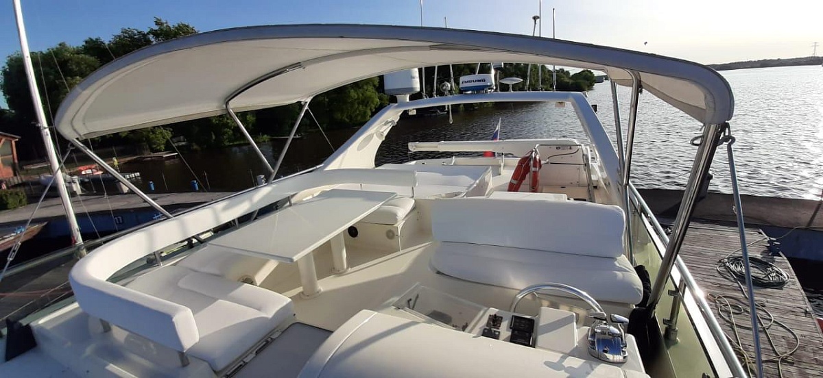 Флайбридж на яхте Ferretti 72 "Надежда" в Москве